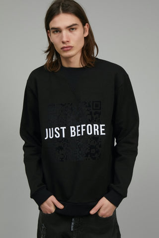 Schwarzes Sweatshirt mit QR-Code